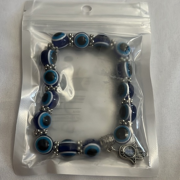 NEW Evil eye bracelet with hand of Fatima 🪬 charm - Picture 3 of 3
